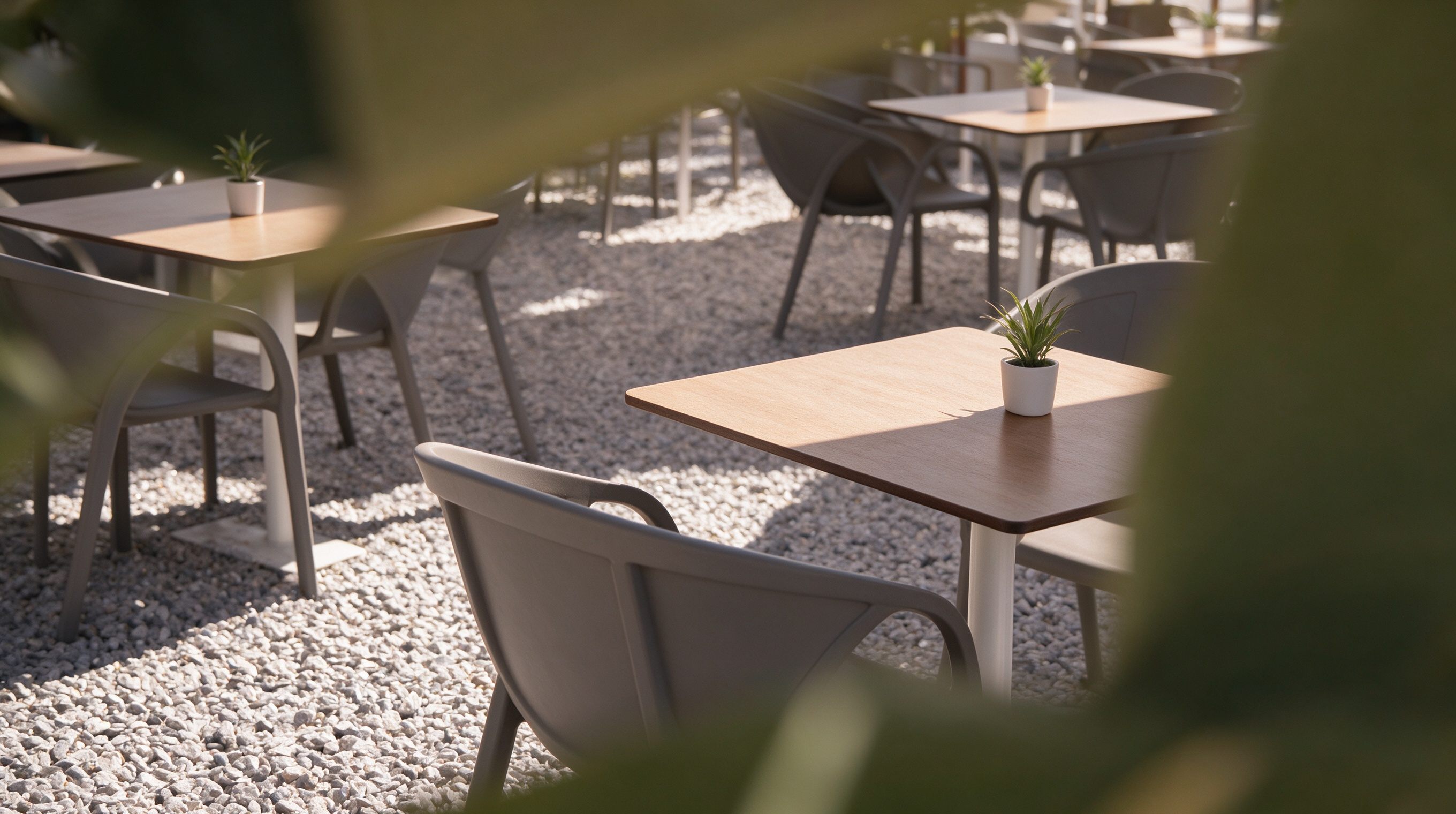 Ambiente de kibu restobar al anochecer, barra y mesas