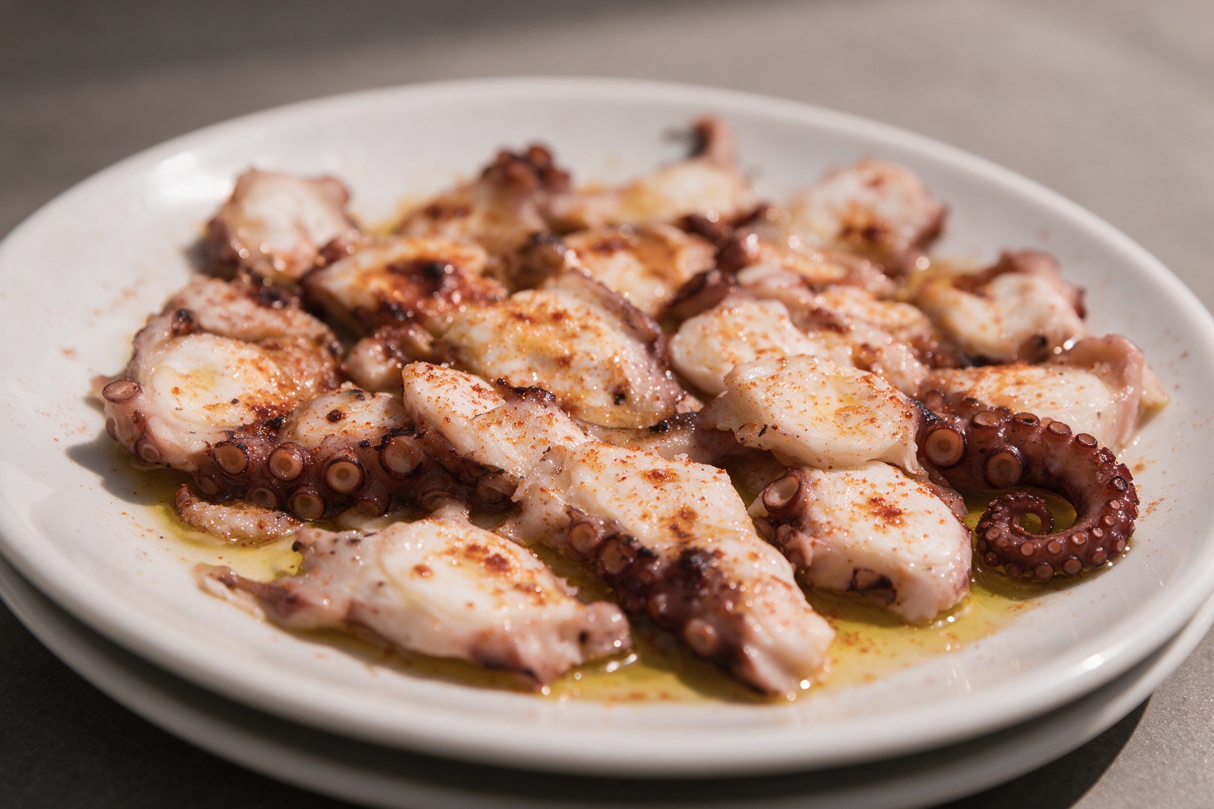 Pulpo a la Feira con pimentón sobre plato de barro