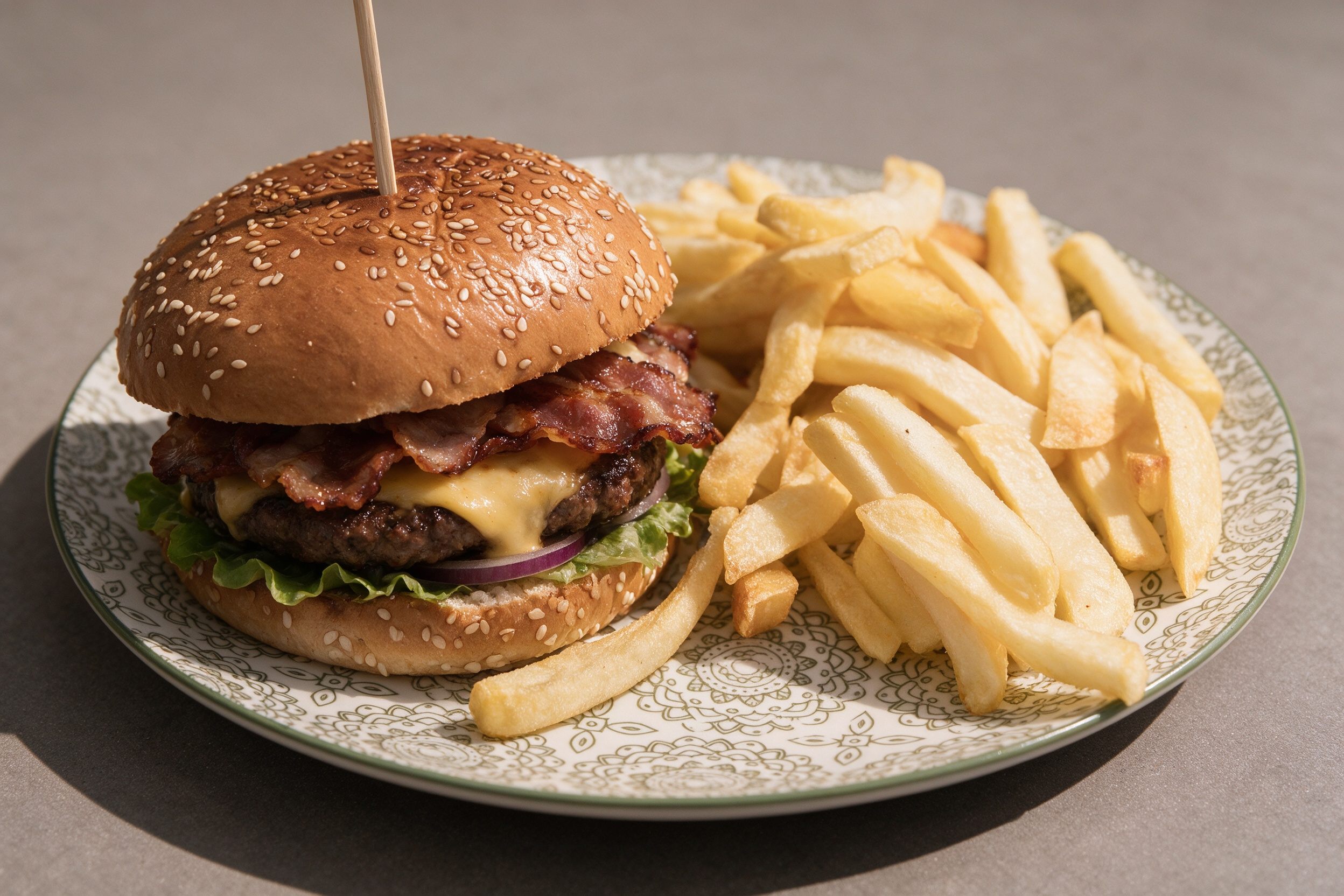 Cheese burger con patatas rústicas